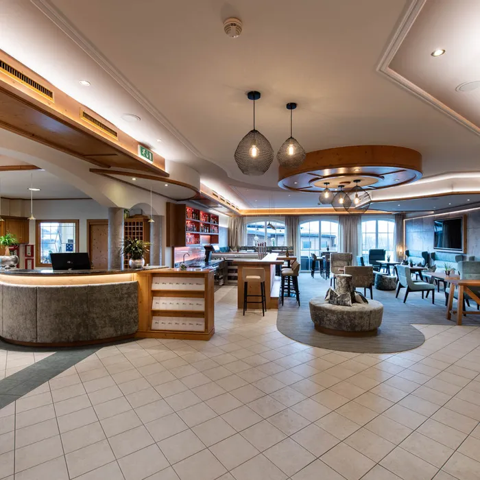 Moderna hall dell'hotel con reception, area lounge e arredamento contemporaneo